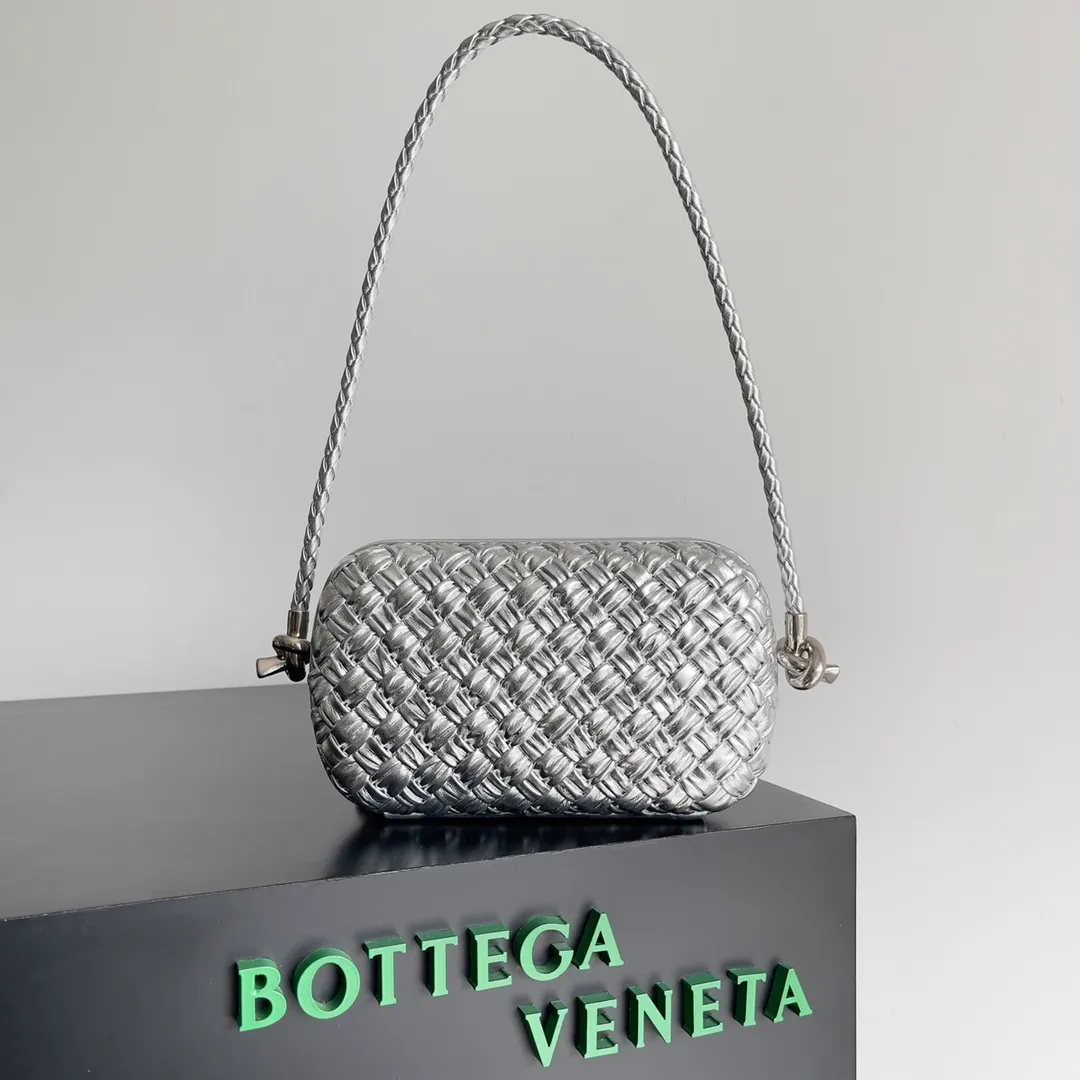 Batch 2100 𝘽𝙤𝙩𝙩𝙚𝙜𝙖 𝙫𝙚𝙣𝙚𝙩𝙖 (Higher version) Original leather ➕ Stainless steel hardware ➕ 24k real gold plating ➕ Fully handmade Jordanian Queen Rania and Princess Iman Knot clutch bag attended the event Real old money A must-have style❤️ The Knot classic is reproduced😌A small belt has been added to carry it on the shoulder🉑A must-have bag for important occasions, making your outfit more attractive✨ It is shipped with a full set of packaging from the factory, welcome to compare Style number: 717623 Size: 20.5*6*12.5